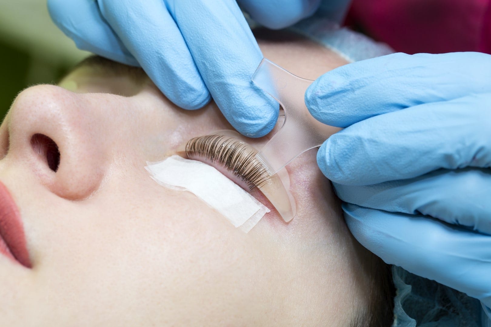 Wimpernlifting-Behandlung mit professionellen Werkzeugen und Techniken.