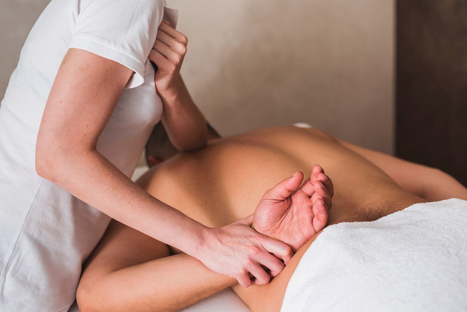 Mann genießt Sportmassage im Massage