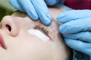 Wimpernlifting-Behandlung mit professionellen Werkzeugen und Techniken.