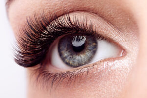 Ein Auge mit perfekt betonten, langen künstlichen Wimpern.