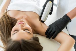 Weibliche Kundin erlebt eine schmerzfreie Laserhaarentfernung bei Beauty-und-Waxingstudio-Diana.de für seidig glatte Haut.