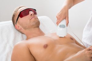 Männlicher Klient beim schmerzfreien Laserhaarentfernen im Beauty-und-Waxingstudio-Diana.de, mit fortschrittlicher Diodenlasertechnologie für eine dauerhaft haarlose Brust
